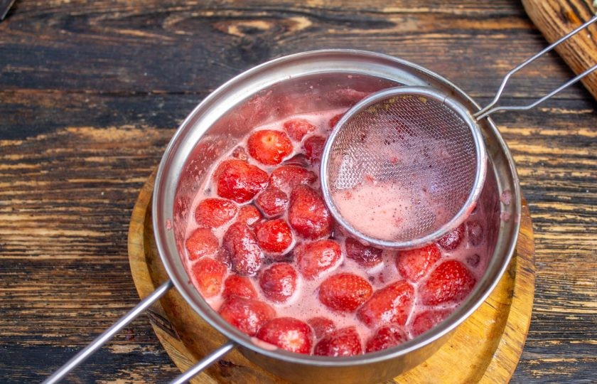 1. Этап. Варенье из клубники с белым шоколадом: Убавьте нагрев до минимального и варите 10-15 минут, при этом снимая образовавшуюся пенку.