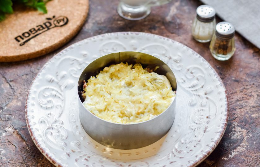 1. Этап. Салат Мачо: Соленые огурцы натрите на мелкой терке и выложите следующим слоем.