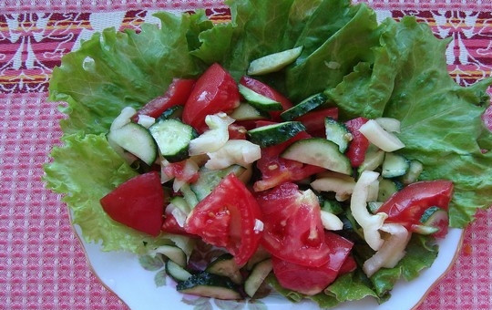 1. Этап. Летний легкий салат: 5. На большую тарелку уложите вымытые и обсушенные листья салата, на них выложите приготовленный салат.