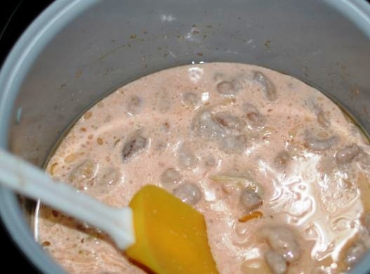 1. Этап. Мясо по-строгановски в мультиварке: Сметану смешайте с томатной пастой, солью, сахаром и перцем. Этой смесью залейте мясо и тушите 1 час. На стол подавайте с гарниром из риса или гречки.