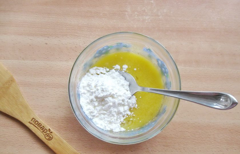 1. Этап. Кустард: Добавьте кукурузный крахмал и 3-4 столовые ложки молока.