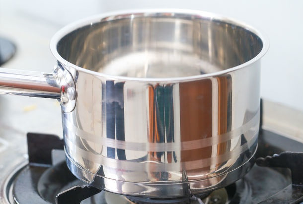 1. Этап. Домашняя карамель из сахара: 2. Огонь нужно сделать минимальным, так как этот вариант, как сделать домашнюю карамель из сахара не предусматривает активное кипение.