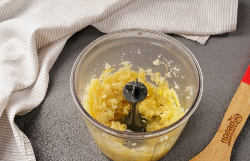 1. Этап. Сладкая пицца с ананасами: Измельчите.