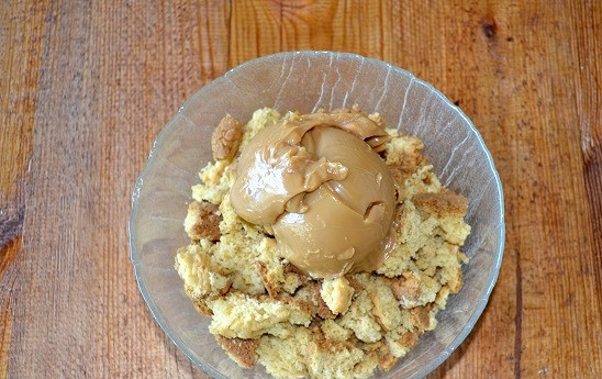 1. Этап. Торт Муравьиная горка: Туда же отправьте сгущенку.