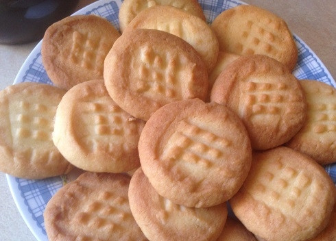 1. Этап. Легкий рецепт печенья: Перекладываем остывшие печенья на тарелку и пьем чай!