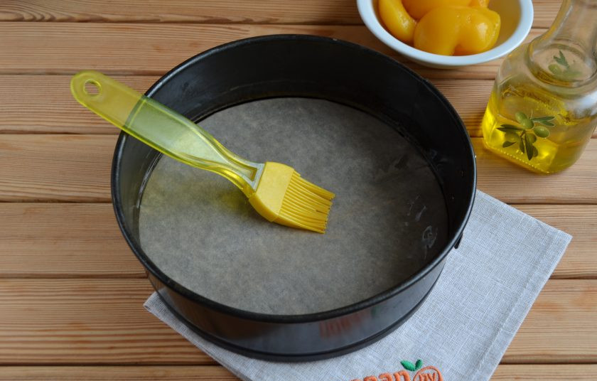 1. Этап. Персиковый пирог: 7. Смажьте форму растительным или сливочным маслом.