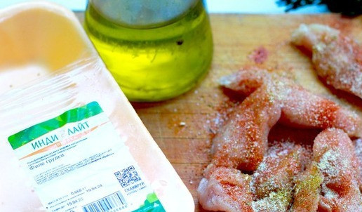 1. Этап. Теплый салат из индейки с хурмой: Филе индейки нарезать полосками, обсушить, пересыпать сухим чесноком