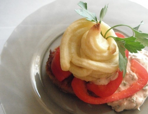 1. Этап. Картофельное пюре, запеченное в духовке: 6. Готовое запеченное пюре подавайте с соусом: в сметану добавьте чеснок, томатную пасту и мелко порезанную зелень. Вкусно с котлетой и любимыми сосисками, жареными овощами и помидором. Приятного аппетита.