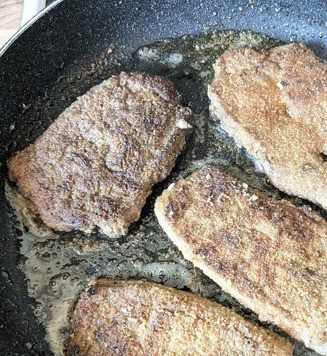 1. Этап. Шницель из говяжьей печени: Перевернуть, слегка посолить и жарить ещё 2-3 минуты.