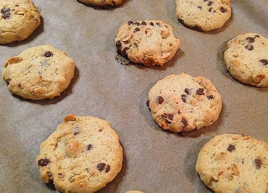 1. Этап. Песочное печенье с фундуком и шоколадом: 8. И выпекаем в разогретой до 180-200 градусов духовке минут 10-15, до легкого золотистого цвета.