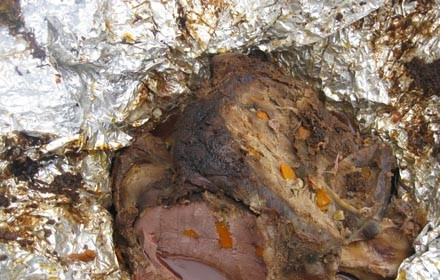 1. Этап. Буженина в аэрогриле: 7. Когда буженина в аэрогриле в домашних условиях готова, ее лучше оставить в фольге еще на 20 минут, а затем раскрывать и подавать к столу.