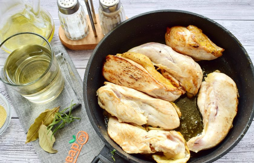 1. Этап. Рийет из курицы в желе из белого вина: Обжарьте мясо на разогретом масле до румяной корочки с обеих сторон.