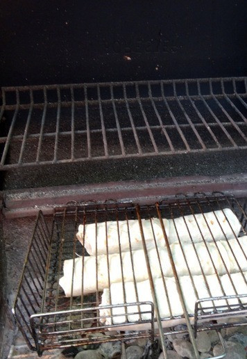 1. Этап. Шаурма-бурито из индейки на гриле: Шаурму-бурито разместить в закрытой решётке и поставить на гриль/мангал с умеренно жаркими углями.