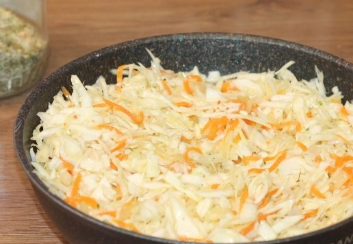 1. Этап. Плетеные булочки на молоке с начинкой: 9. Обжариваем лук на разогретом растительном масле, минуты 3. Добавляем морковь, капусту и тушим до готовности овощей. Затем снимаем сковороду с огня и кладем кусочек сливочного масла, растапливаем его. Затем добавляем вареные яйца, солим и перчим, перемешиваем. Начинка готова!