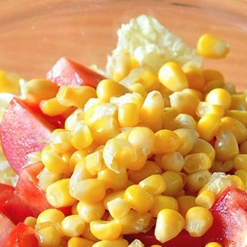 1. Этап. Салат с копченой куриной грудкой: Туда же добавляем консервированную кукурузу (без жидкости).