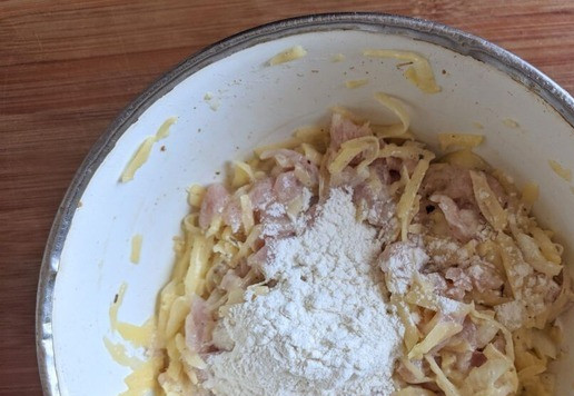 1. Этап. Картофельные драники с индейкой: Добавляем муку.