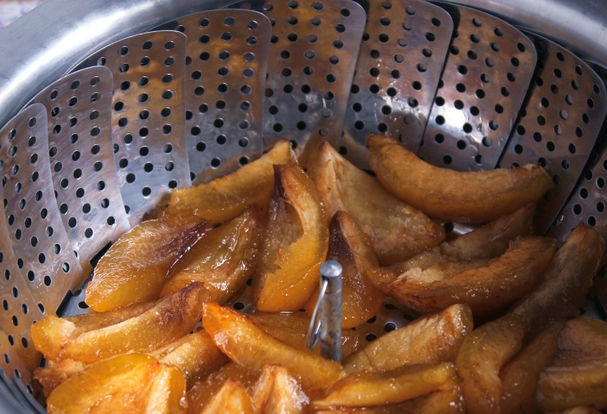 1. Этап. Сливовое пюре: 3. Теперь отправляем нарезанные сливы на водяную баню. Доводим их до готовности на протяжении 15 минут.