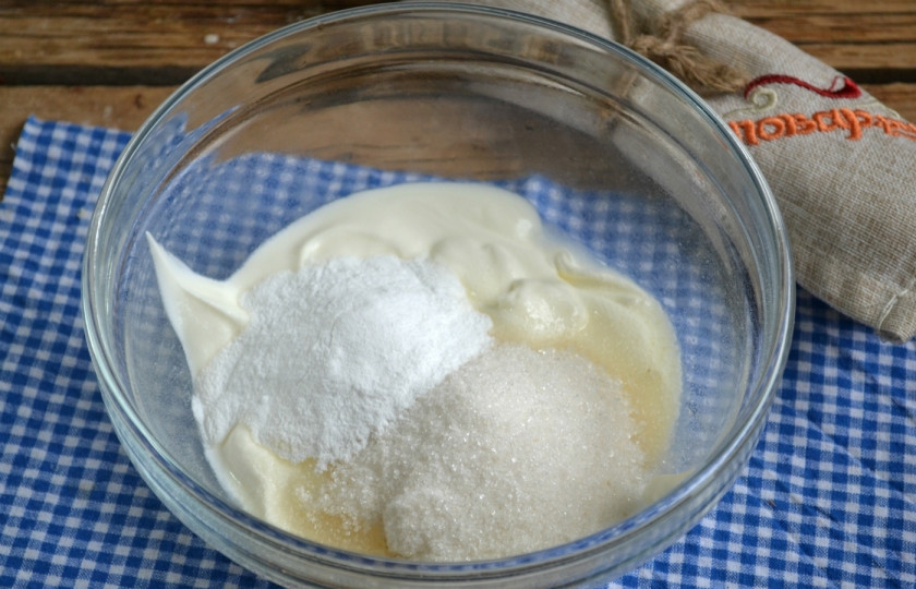 1. Этап. Десерт Павлова: Пока готовится безе, взбейте сметану, загуститель и половину стакана сахара.