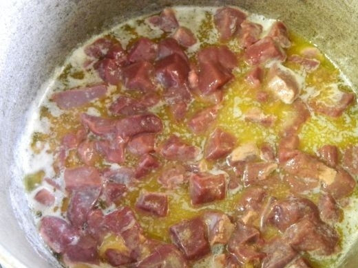 1. Этап. Паштет из говяжей печени с морковью и луком: 4. Ставим сковороду на огонь. Когда масло растопится, забрасываем к нему печень.