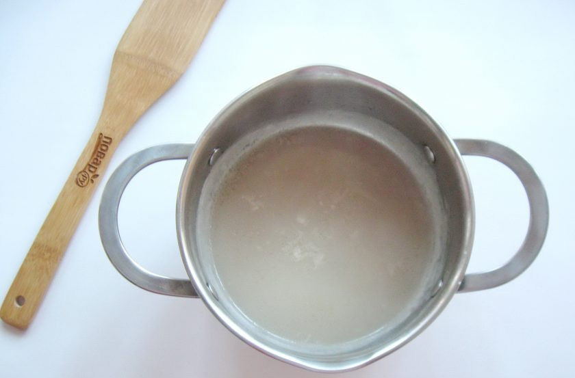 1. Этап. Торт закусочный Грибная фантазия: 3/4 стакана воды, в которой варились шампиньоны налейте в кастрюлю. Добавьте столовую ложку муки и тщательно перемешайте. Варите до загустения, посолите по вкусу.