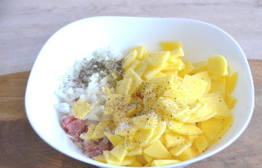 1. Этап. Лезгинский пирог с мясом и картофелем: Тонкими слайсами нарежьте картофель, посолите, поперчите, добавьте чабрец, перемешайте.