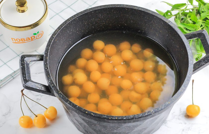 1. Этап. Компот из белой черешни на зиму: Когда ягоды отдадут жидкости свой аромат и вкус, ошпарьте банку и крышку кипятком.