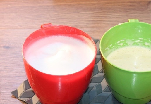 1. Этап. Полосатое пирожное с вареной сгущенкой: 3. Желтки взбиваем с сахарным песком до бела. Белки взбиваем с маленькой щепоткой соли до мягких пиков.