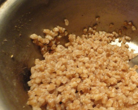 1. Этап. Кутья с яблоками: Утром воду слить и снова залить водой, в соотношении примерно 1:3. Добавить щепотку соли и варить на медленном огне, периодически помешивая до готовности пшеницы. Везде написано, что пшеница варится 1-2 часа, но у меня она уже через 30 минут была готова. Готовую пшеницу остудить.