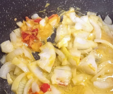 1. Этап. Карри с маринованным баклажаном и чёрной фасолью: Довести огонь опять до среднего, добавить лук и тушить 5 минут, помешивая.