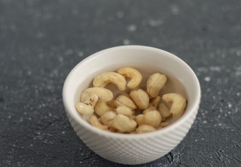 1. Этап. Запеканка без творога: Кешью замочите в горячей воде на 30 минут.