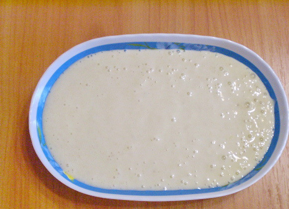 1. Этап. Сыроедческое банановое мороженое: Перелейте массу в широкую посудину (так она быстрее застынет). Отправьте в морозилку. Каждые 30 минут перемешивайте.