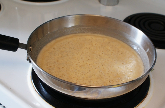 1. Этап. Суп со стручковой фасолью: Затем влейте воду и всыпьте 7 ст. ложек муки. Мешайте до полного растворения. Добавьте массу в суп.