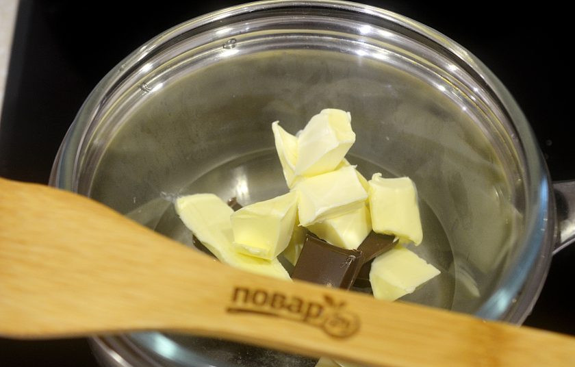 1. Этап. Лава кейк: 2. Шоколад поломайте, масло нарежьте. Сложите в одну миску и поставьте на водяную баню.