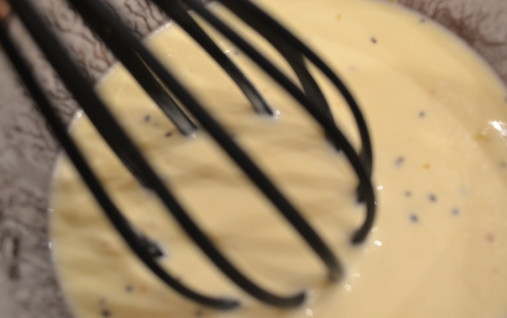 1. Этап. Цветная капуста целиком в духовке: Первым делом нам необходимо поставить воду в кастрюле на огонь. Когда она закипит, добавляем в нее лавровый лист и перец горошком и опускаем кочан капусты, варим не больше 5 минут. Пока капуста готовится, мы можем заняться соусом. В миске смешиваем яйцо, сметану, горчицу масло, соль и перец, взбиваем все венчиком или вилочкой.