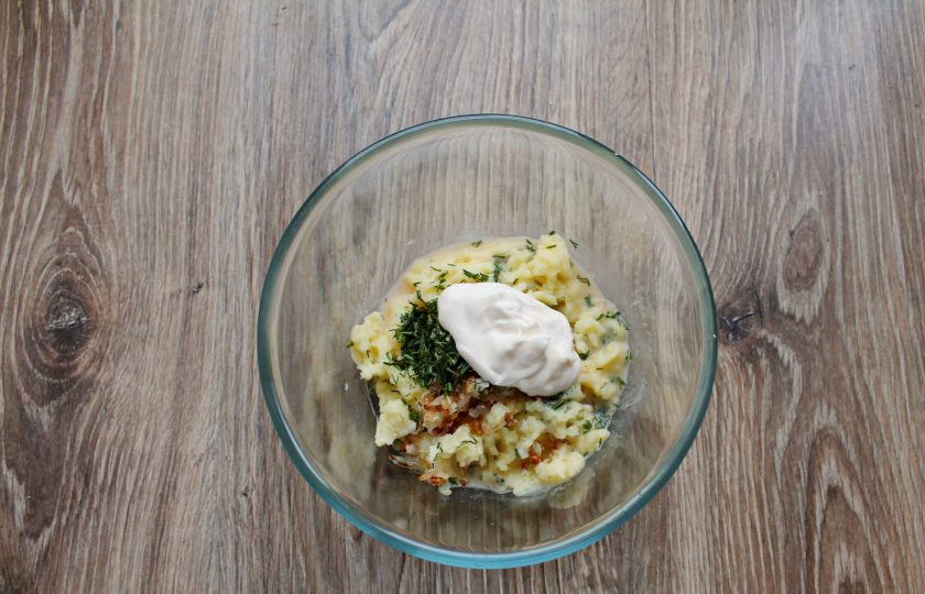 1. Этап. Форель под шубой в духовке: Добавьте майонез, посолите, поперчите и перемешайте до однородности.