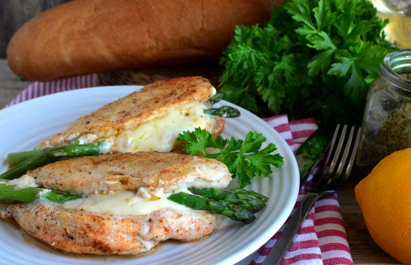 1. Этап. Куриная грудка, фаршированная спаржей: Подавайте сразу же, дополнив соусом песто, свежим багетом и бокалом белого вина.