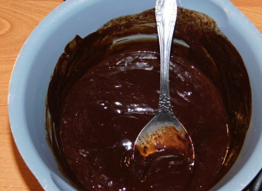 1. Этап. Торт Львенок: Для рисования поломанный шоколад растопите в сливках. Сливки подливайте постепенно, чтобы масса не стала сильно жидкой. Остудите.