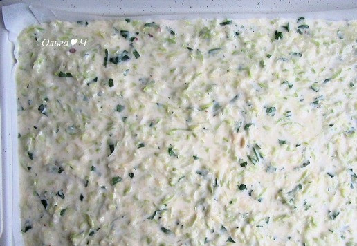 1. Этап. Кабачковый рулет с плавленым сыром: Выложите тесто на противень, застеленный бумагой для выпечки и смазанной растительным маслом.