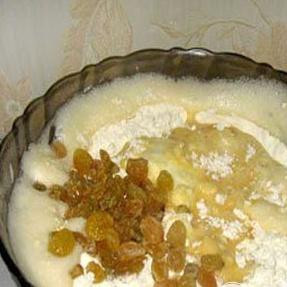 1. Этап. Творожный кекс с изюмом: 3. К взбитой сахарно-яичной массе добавляем промытый изюм, творог, растопленное сливочное масло (маргарин), затем муку и разрыхлитель (чайную ложку). Хорошенько все перемешиваем.