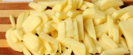 1. Этап. Грибной суп из маслят: Картофель очищаем и режем брусочками.