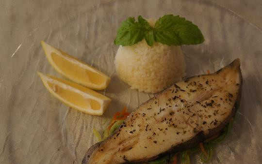 1. Этап. Палтус в духовке: На тарелку выкладываем немного овощей, сверху укладываем стейк из палтуса. Подавать можно с рисом, украшать - лимоном. Готово!