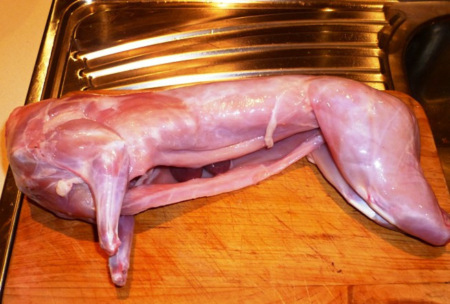 1. Этап. Кролик в коптильне: Снимите с кролика шкурку, выпотрошите и промойте. Обсушите бумажными салфетками.