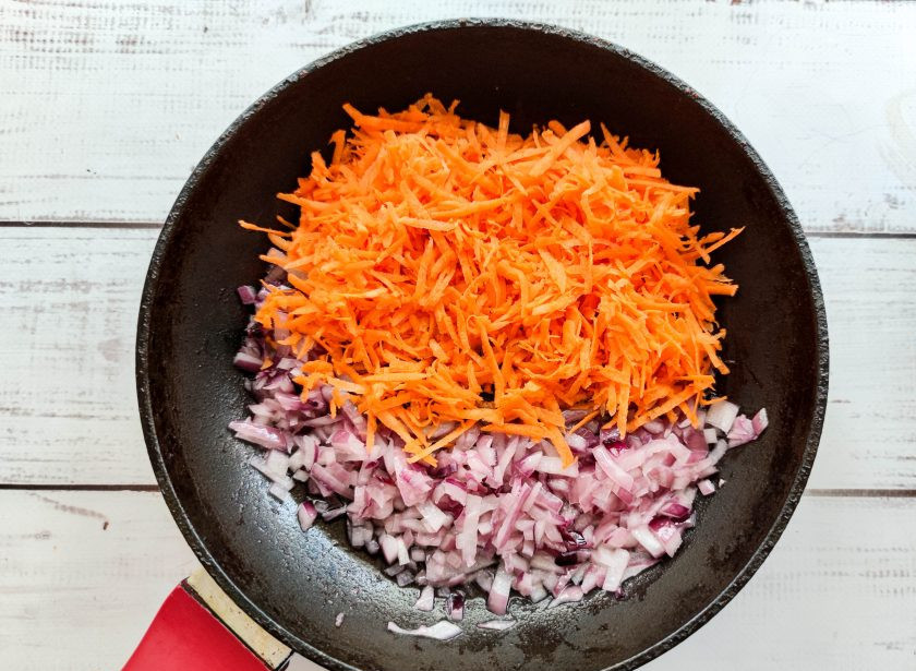 1. Этап. Гречка со свеклой и морковью: Морковь хорошо помойте под проточной водой, почистите, натрите на средней терке и добавьте к луку.