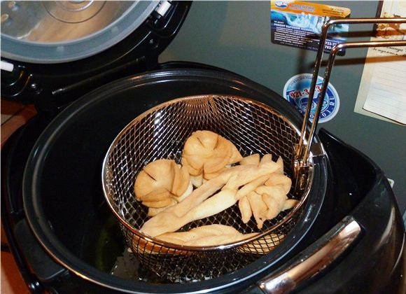 1. Этап. Хворост в мультиварке: Хорошо разогрейте в чаше мультиварки растительное масло, и обжарьте хворост до золотистого цвета. Готовую выпечку посыпьте сахарной пудрой и подайте на стол.