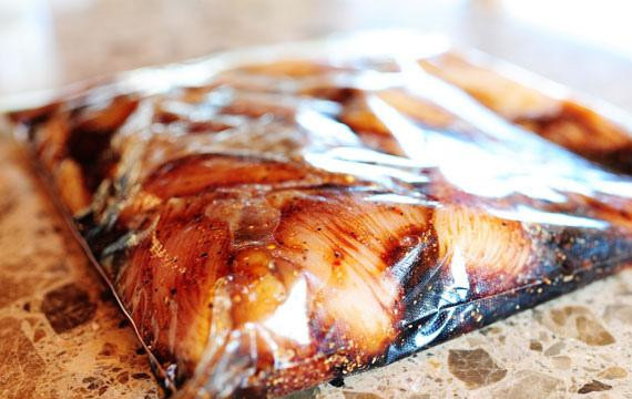 1. Этап. Маринованные куриные грудки с медовым соусом: 3. Добавить курицу, закрыть мешок и потрясти, чтобы курица была полностью покрыта маринадом. Поместить мариноваться в холодильник минимум на 3 часа.