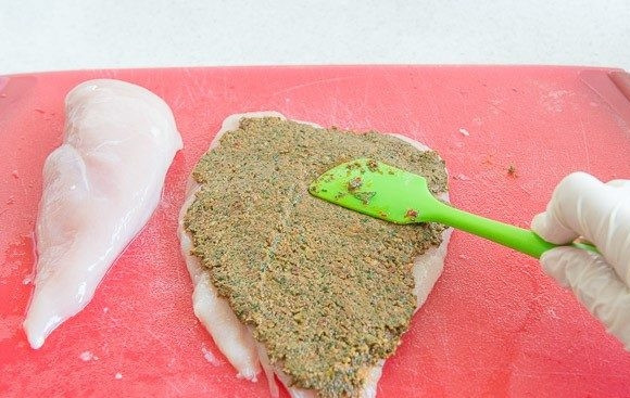 1. Этап. Куриный рулет с начинкой из Песто: 3. После этого грудку разрежьте так, чтобы она была плоской. Сверху смажьте её соусом.