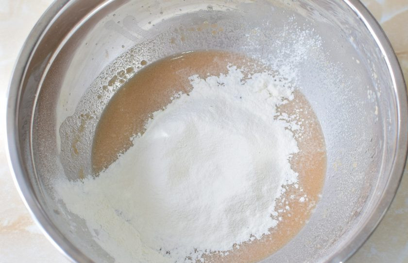 1. Этап. Пшенично-гречневый хлеб: Затем постепенно всыпайте пшеничную муку и вмешивайте её в тесто. Муки может понадобиться чуть больше или меньше, чем указано в рецепте. Ориентируйтесь на консистенцию готового теста.