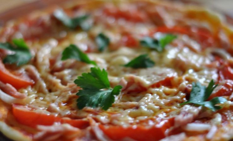 1. Этап. Пицца Минутка в микроволновой печи: Отправляем пиццу в микроволновку и готовим ее на максимальной мощности примерно 7-9 минут. Как только сыр расплавится, а тесто запечется, достаем пиццу из печи и подаем ее к столу. Наша пицца 