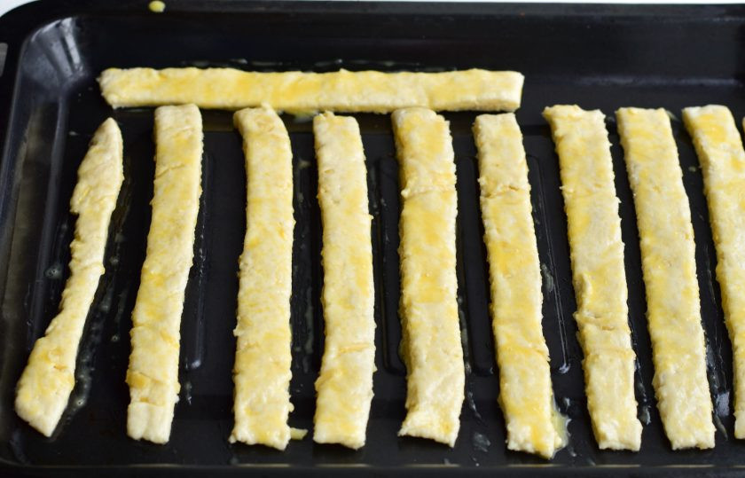 1. Этап. Творожно-сырные палочки: Смажьте их яйцом.