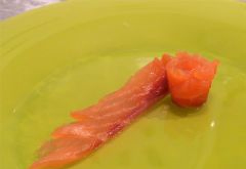 1. Этап. Яйца, фаршированные семгой: Полоски скрутите рулетиком.